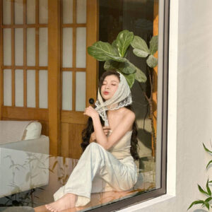 view từ ngoài bể bơi nhìn vào